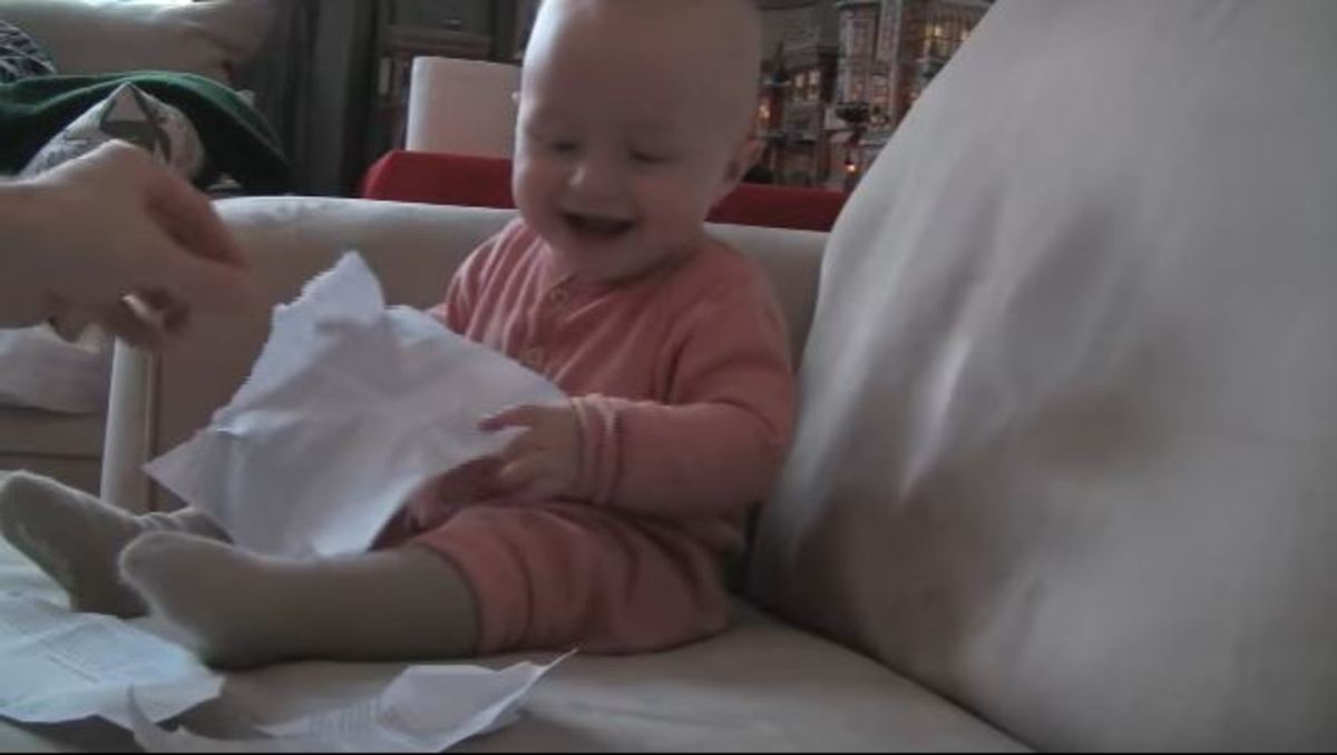 Μωρό ξεκαρδίζεται με τα κομμένα χαρτιά!