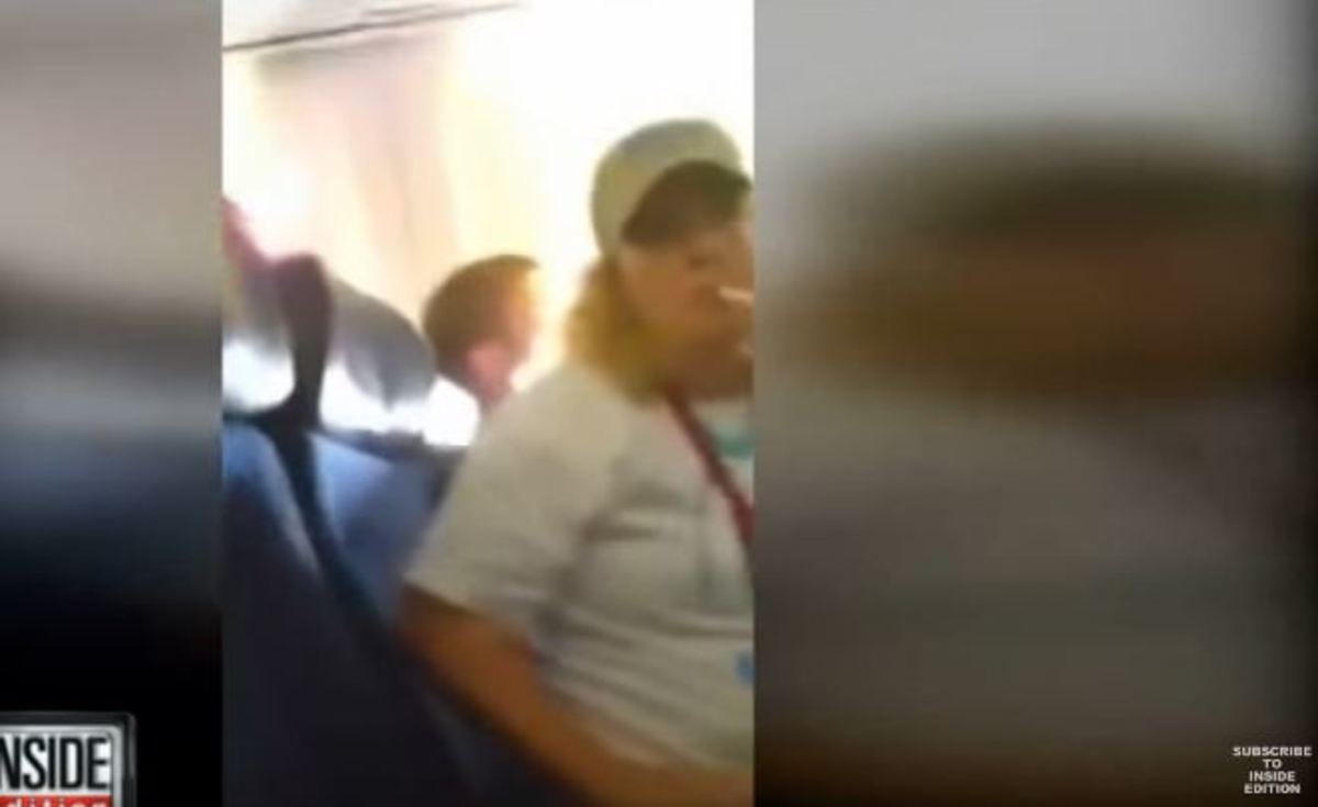 Αυτή η γυναίκα καπνίζει άνετη στο αεροπλάνο! Δεν θα πιστέψετε τι επαγγέλλεται!