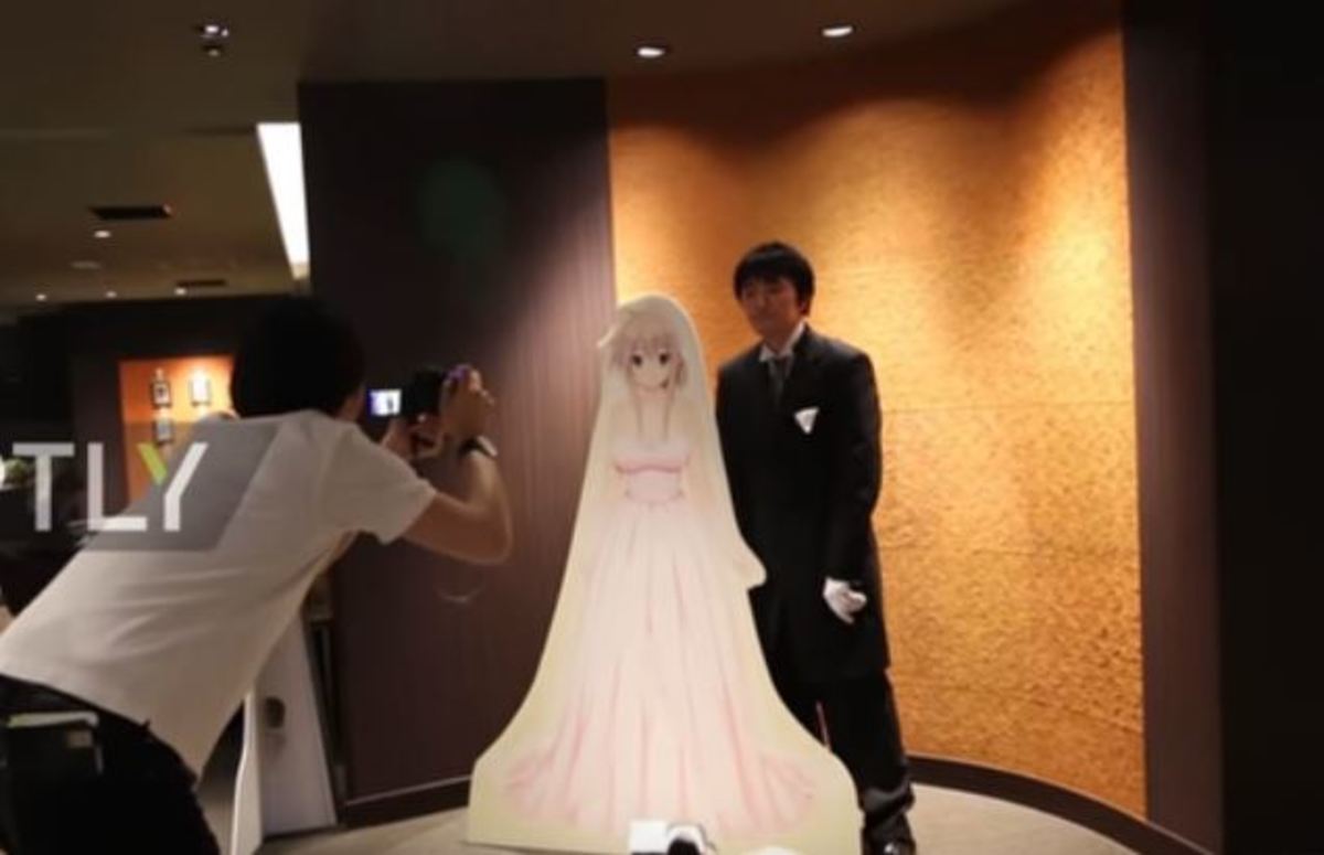 Στην Ιαπωνία παντρεύονται τον αγαπημένο τους anime χαρακτήρα! [vid]