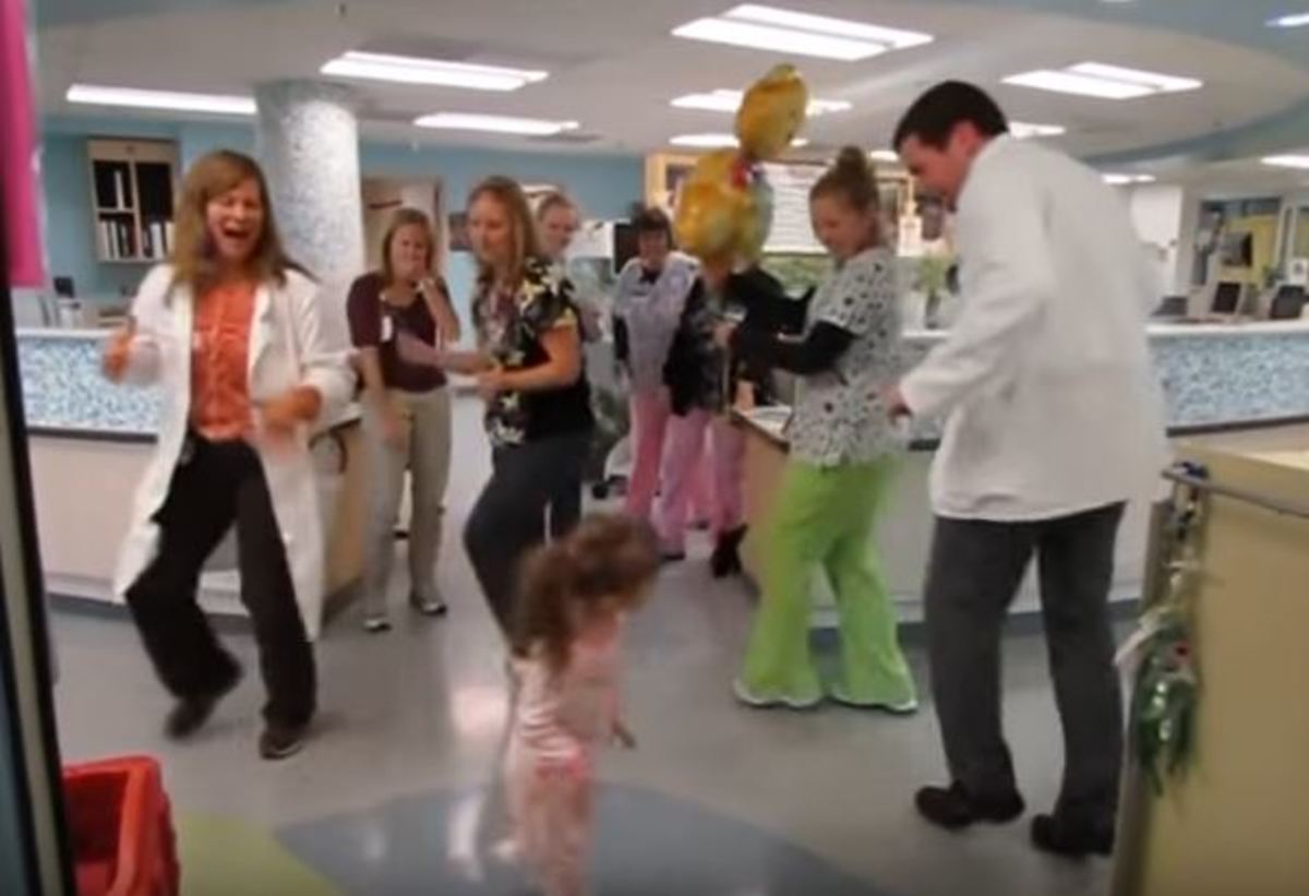 Γιατροί και νοσοκόμοι χορεύουν για να φτιάξουν το κέφι σε αυτό το άρρωστο παιδί!