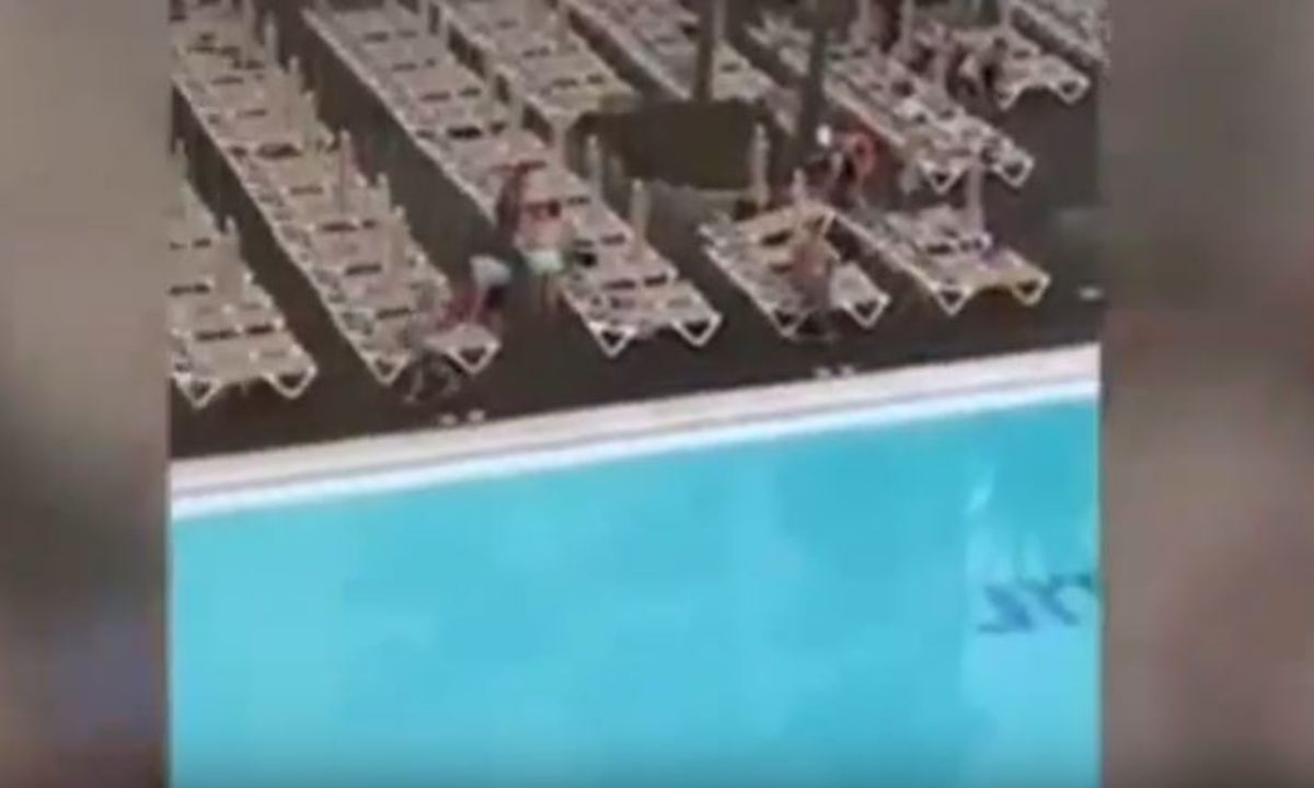 Εκστασιασμένοι τουρίστες “μάχονται” για μια ξαπλώστρα στην πισίνα [vid]