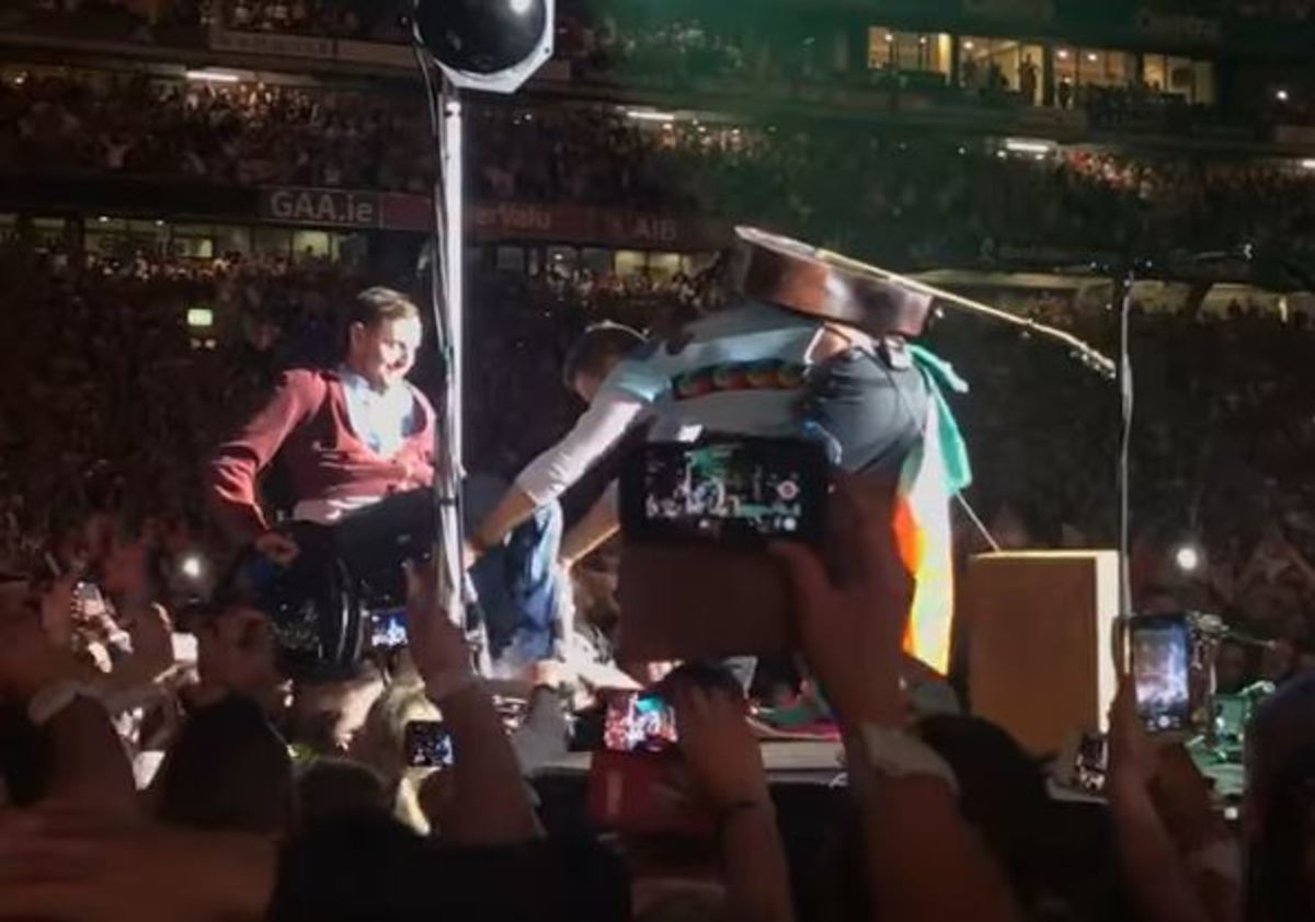 Άνδρας σε αναπηρικό καροτσάκι ανέβηκε στη σκηνή σε συναυλία των Coldplay [vid]