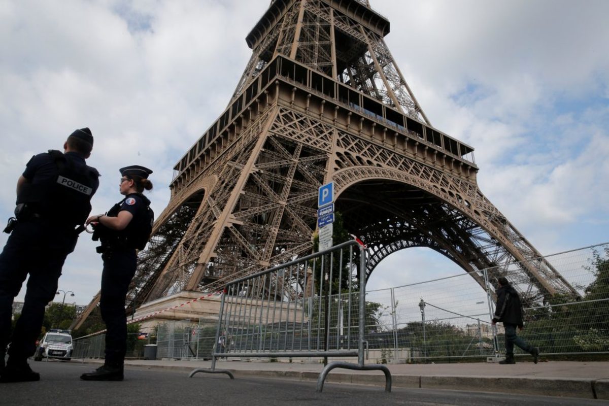 Παρίσι: Στο ψυχιατρείο ο άνδρας που είχε επιτεθεί με μαχαίρι στον Πύργο του Άιφελ