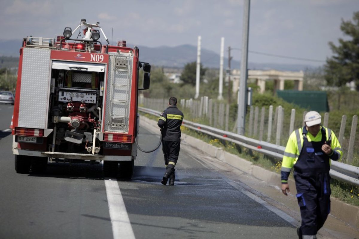 Φωτιά στη Ζαχάρω: Τραυματίστηκε πυροσβέστης, όταν “ξεκόλλησε” βράχος