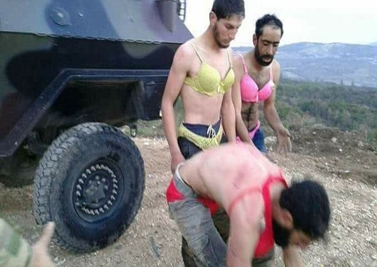 Οργή για τον εξευτελισμό προσφύγων από Τούρκους στρατιώτες! Τους φόρεσαν γυναικεία εσώρουχα [pics]