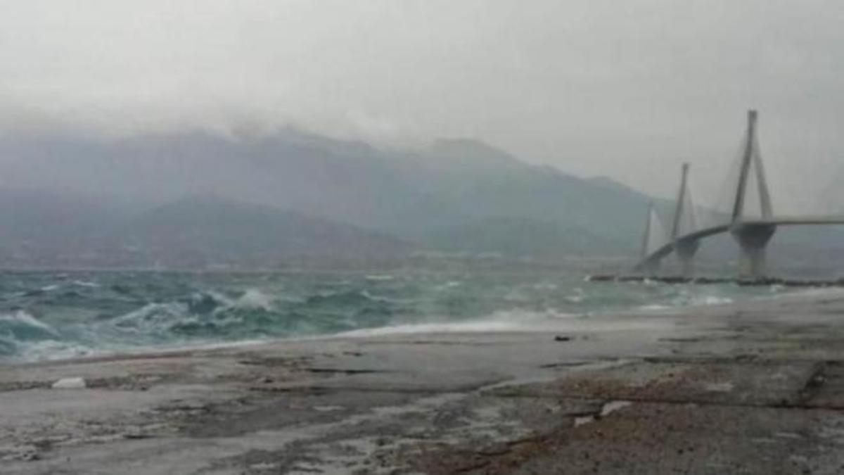 Καιρός: Οι ισχυροί άνεμοι έκοψαν κάβους από φέρυ μπωτ στο Ρίο – Ζημιές σε βάρκες