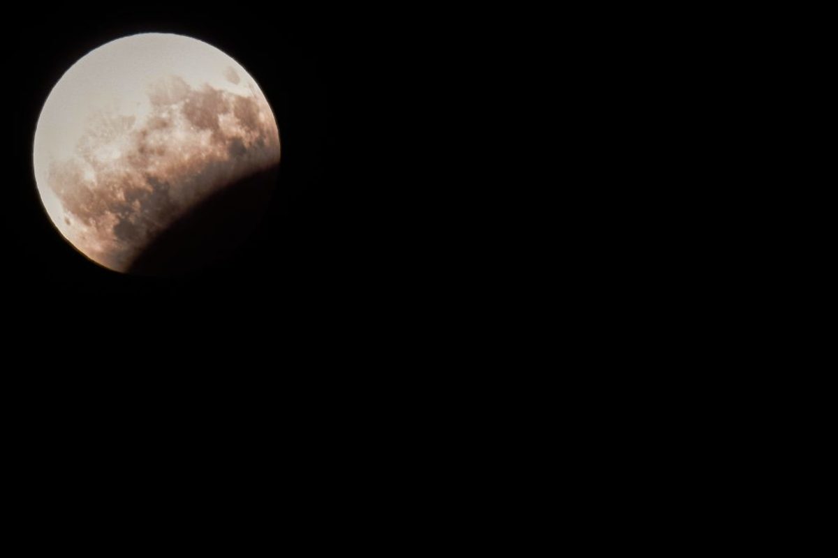 Πανσέληνος και μερική έκλειψη σελήνης: Έτσι έγινε ορατό από την Ελλάδα το εντυπωσιακό φαινόμενο!