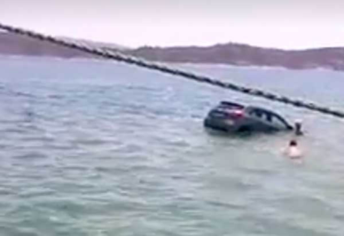 Σαλαμίνα: Αυτοκίνητο πέφτει στην θάλασσα και ο οδηγός βουτάει να το βγάλει! [vid]