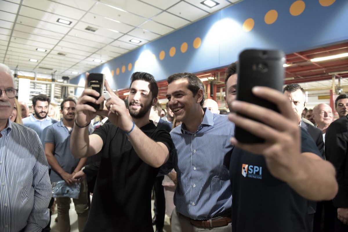 Οι selfies του Τσίπρα στον Παπαστράτο και η ωραία Αχτσιόγλου