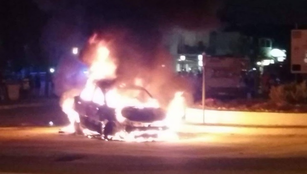 Σύβοτα: Αυτοκίνητο τυλίχθηκε στις φλόγες [vids]