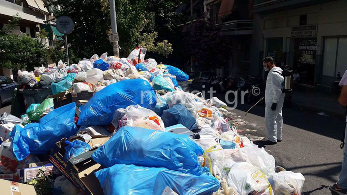 Ψεκασμένα σκουπίδια στους δρόμους ενόψει καύσωνα [pics]