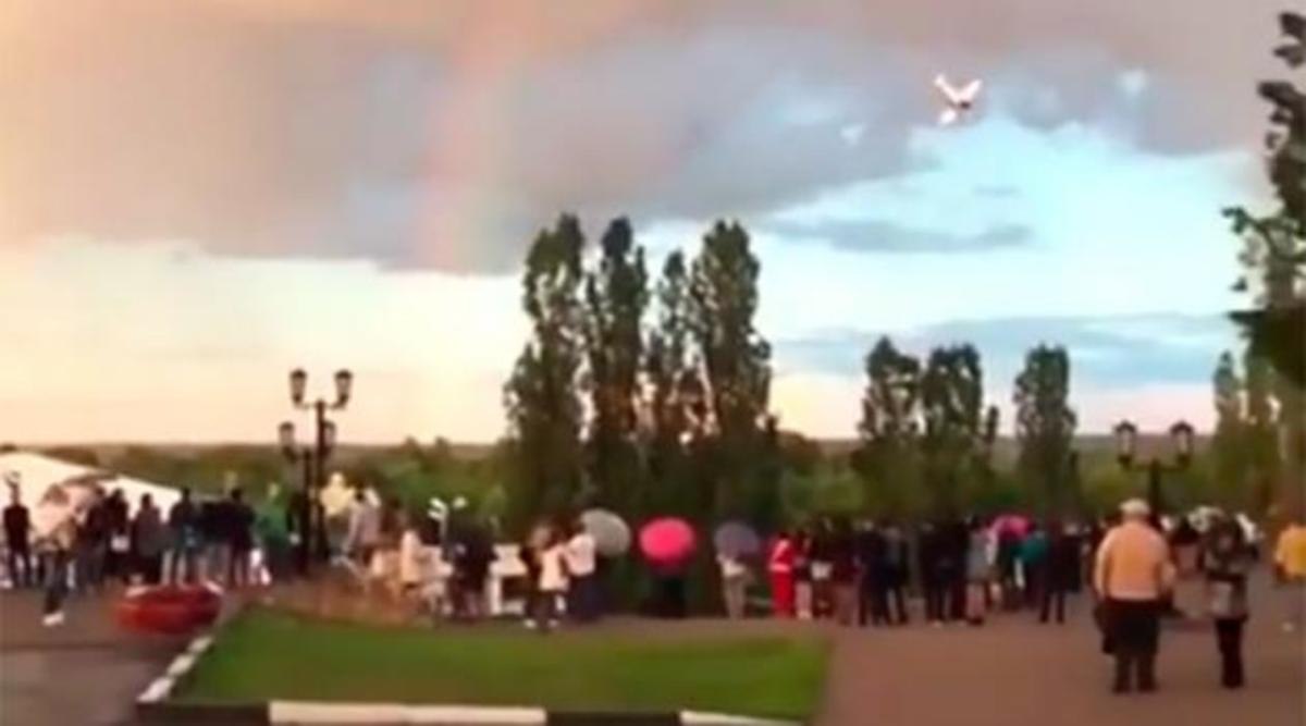 Οι εντυπωσιακοί ελιγμοί που κατέληξαν σε “βουτιά” θανάτου για Ρώσο πιλότο [vid]