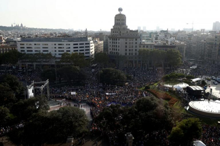 Όλοι οι Ισπανοί μια “γροθιά” κατά της τρομοκρατίας – Μεγάλη διαδήλωση παρουσία του βασιλιά Φίλιππου [pics, vid]