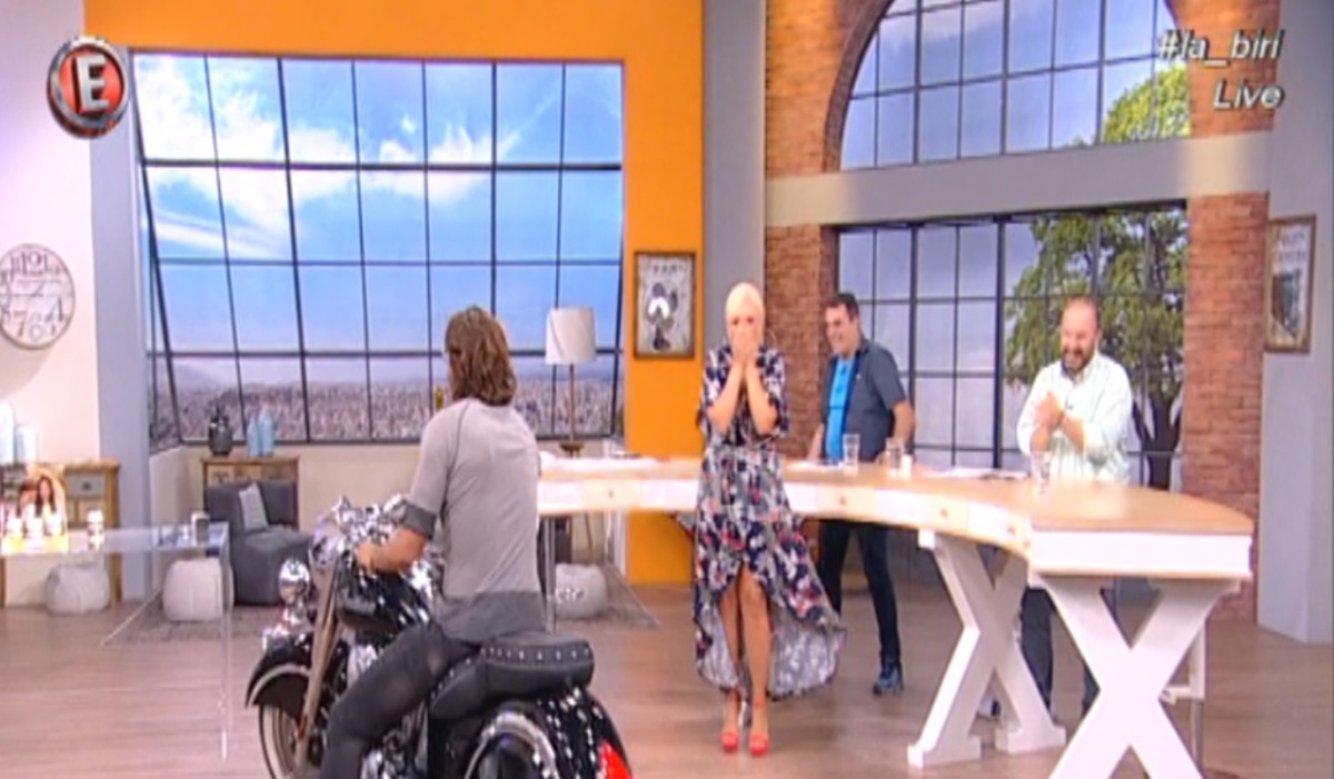 Ο Γιάννης Σπαλιάρας εισέβαλε στην εκπομπή της Χριστίνας Λαμπίρη!