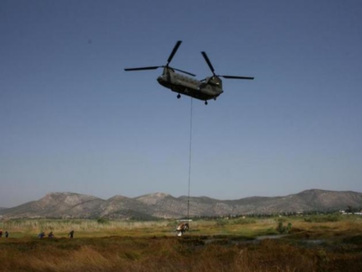 Εντυπωσιακές εικόνες από την επιχείρηση περισυλλογής του ελικοπτέρου στον Σχινιά [pics]