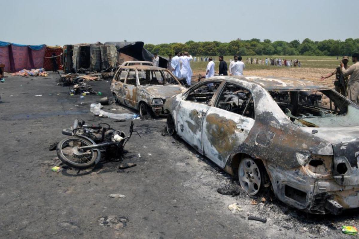 Πάνω από 190 άνθρωποι κάηκαν ζωντανοί μετά από ανατροπή βυτιοφόρου – Πήγαν να “μαζέψουν” καύσιμα