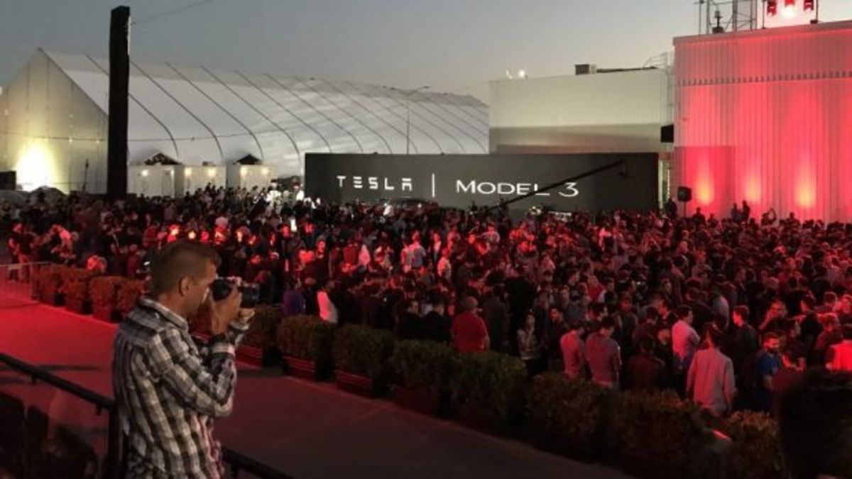Παραδόθηκαν στους ιδιοκτήτες τους τα πρώτα Tesla Model 3