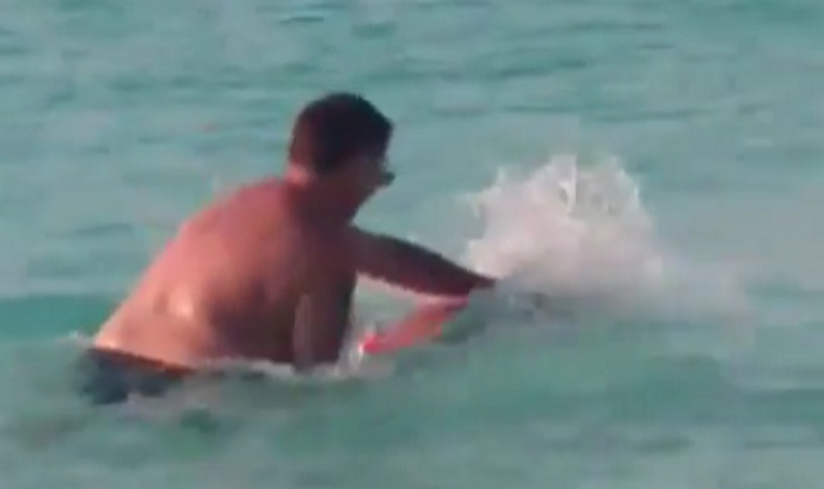 Δεν φαντάζεστε τι έκανε στην Τέτα Καμπουρέλη, ο άντρας της, μέσα στη θάλασσα! [vid]