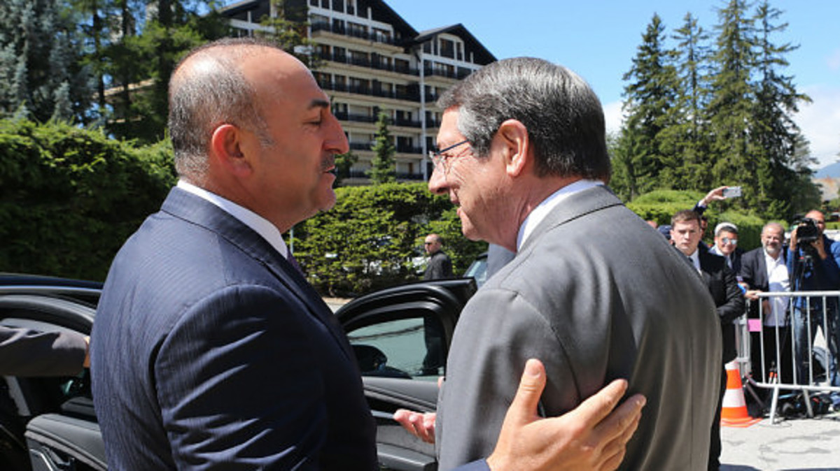 Αίσθηση προκαλεί το φιλικότατο τετ-α-τετ του Κύπριου Προέδρου με τον Τσαβούσογλου [pics, vid]