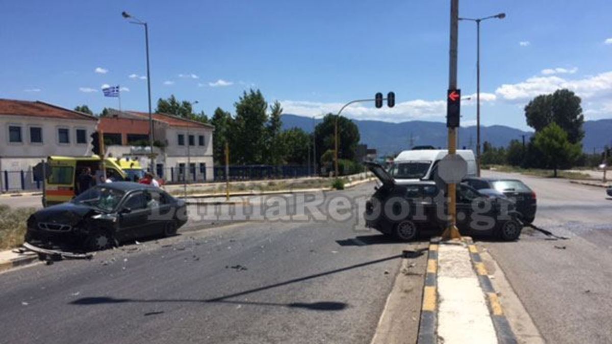 Λαμία: Πέντε άνθρωποι στο νοσοκομείο μετά από τροχαίο με τρία αυτοκίνητα! [pics]