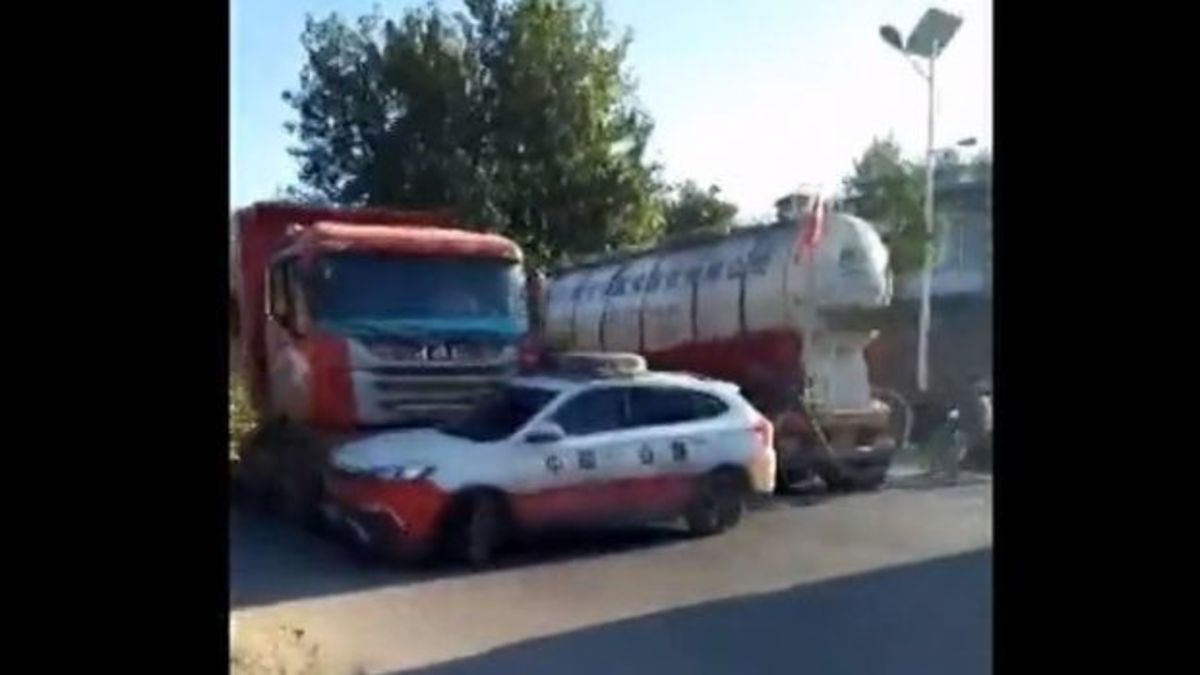 Σοκαριστικό! Φορτηγατζής πήρε περιπολικό παραμάζωμα για να μην τον γράψουν! [vid]