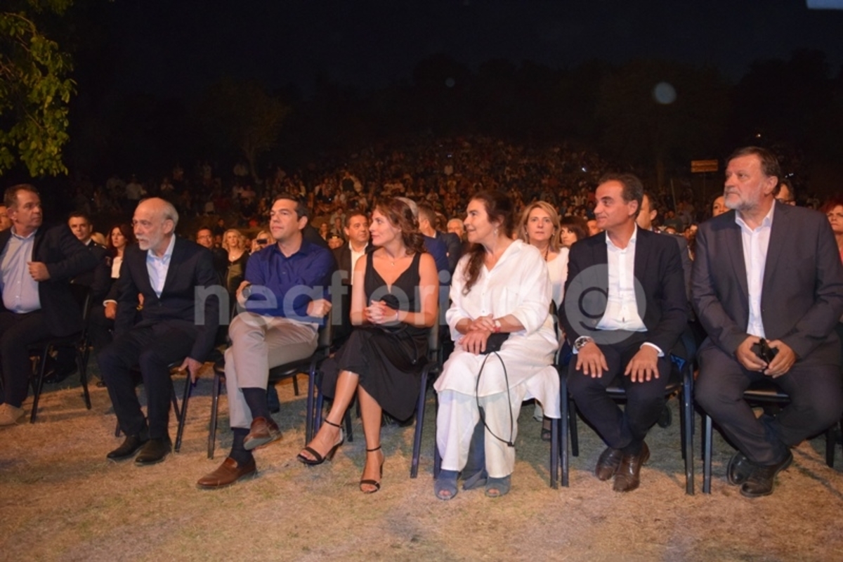Εντυπωσιακή η Μπέτυ Μπαζιάνα στο πλευρό του Αλέξη Τσίπρα στις Πρέσπες [pics, vids]