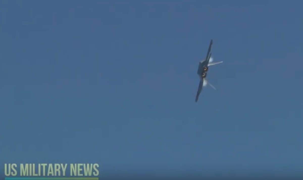 Δείτε το αμερικανικό μαχητικό που γνωρίζει καλά τον “χορό των ελιγμών”