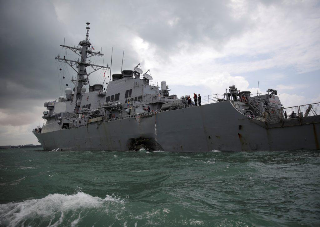 USS John S. McCain: Στο “κόκκινο” η αγωνία για τους αγνοούμενους ναυτικούς – Πλημμύρισε στο αντιτορπιλικό – Οι εικόνες της καταστροφής [pics, vids]