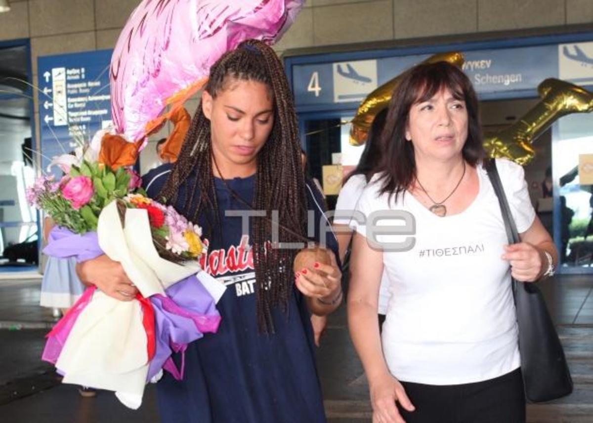 Euριδίκη Βαλαβάνη: Τα ράστα μαλλιά και η συγκινητική αγκαλιά της μητέρας της στο αεροδρόμιο! [pics]