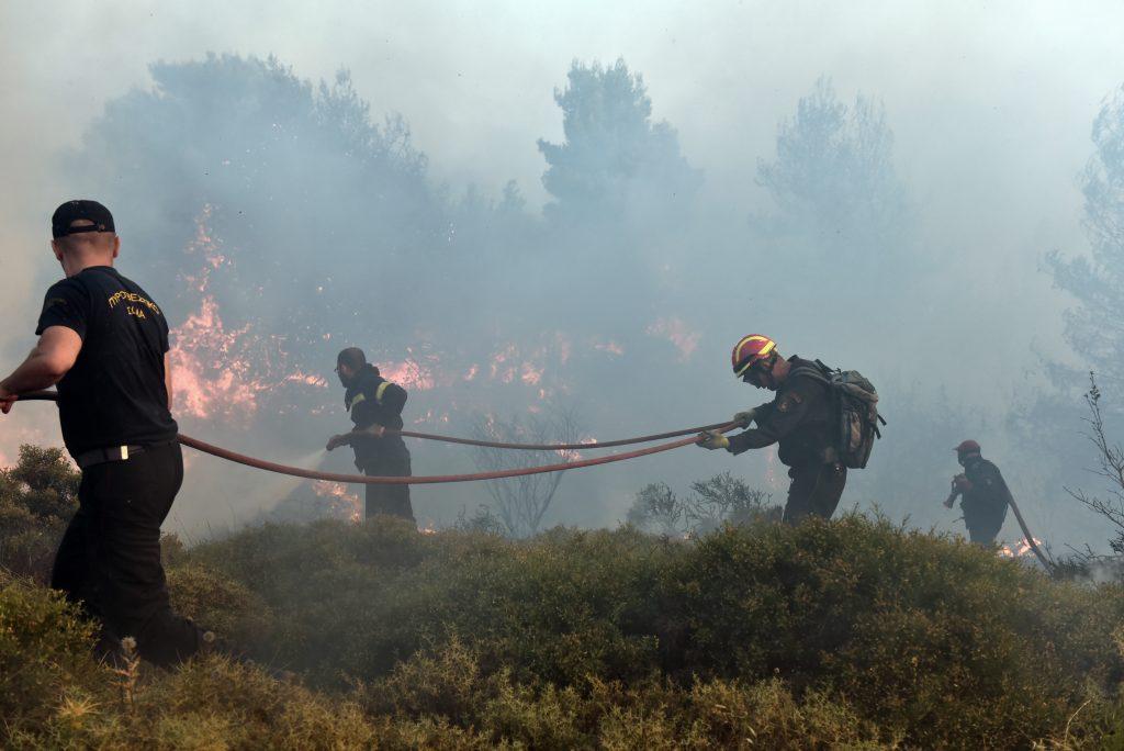 Φωτιά: Έκαψε τον Κάλαμο και τώρα τον Βαρνάβα! Εστίες και στο Καπανδρίτι