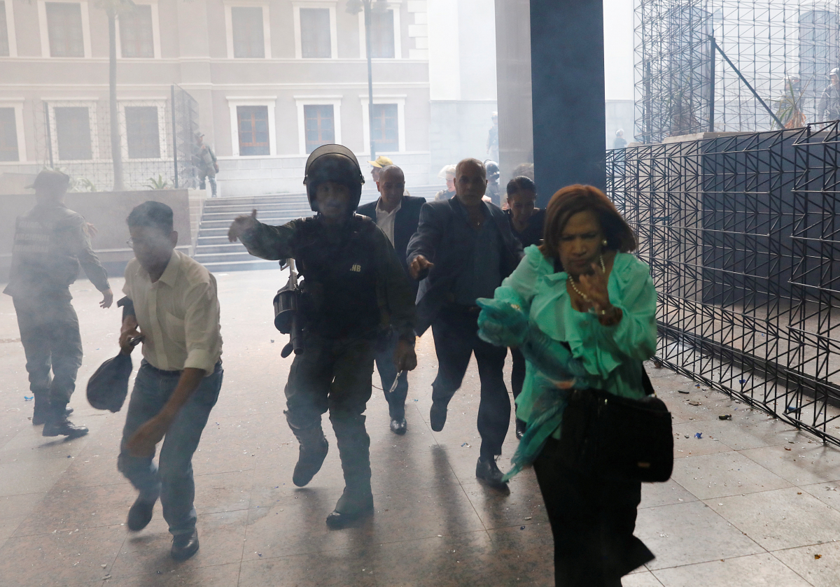 Ομηρία εννέα ωρών στη Βουλή της Βενεζουέλας – Εισβολή, τραυματισμοί και χάος [pics, vids]