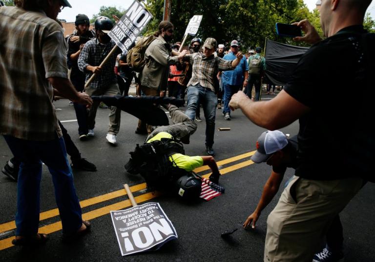 Βιρτζίνια:Άγριες συγκρούσεις μεταξύ ακροδεξιών και αντιρατσιστών – Σε κατάσταση έκτακτης ανάγκης η πολιτεία [pics]