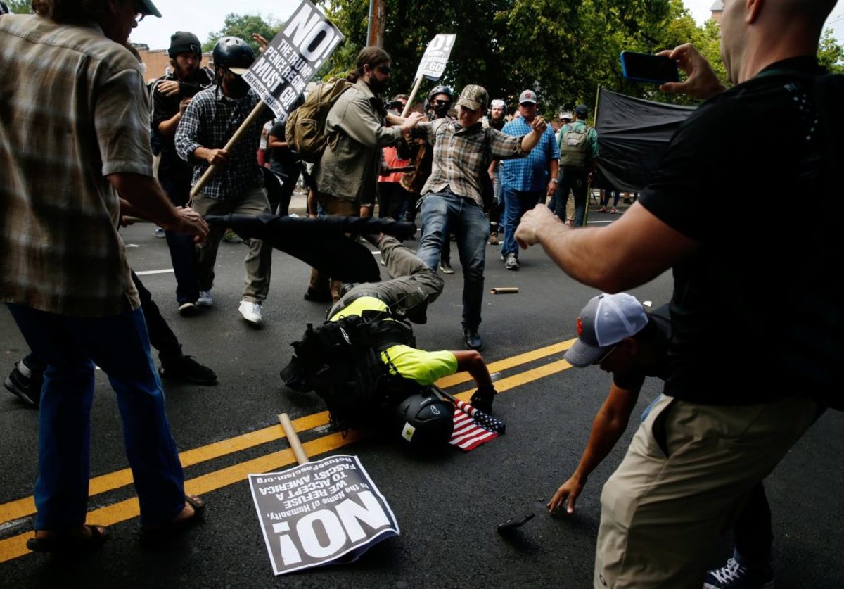 Βιρτζίνια:Άγριες συγκρούσεις μεταξύ ακροδεξιών και αντιρατσιστών – Σε κατάσταση έκτακτης ανάγκης η πολιτεία [pics]