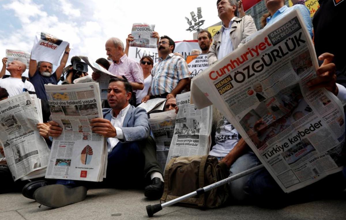 Από συγκέντρωση αλληλεγγύης στους δημοσιογράφους έξω από το δικαστήριο - ΦΩΤΟ REUTERS