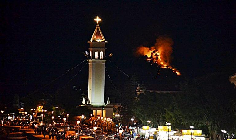 Φωτιά σε δύο περιοχές στην Ζάκυνθο – Σε απόσταση “αναπνοής” από την πόλη [pics]