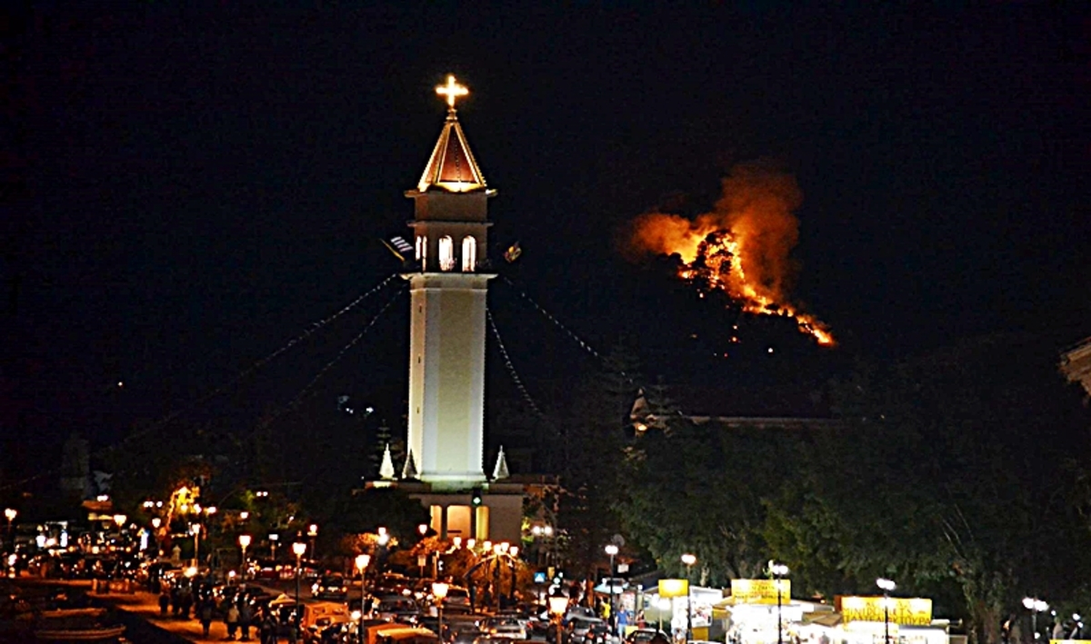 Φωτιά σε δύο περιοχές στην Ζάκυνθο – Σε απόσταση “αναπνοής” από την πόλη [pics]