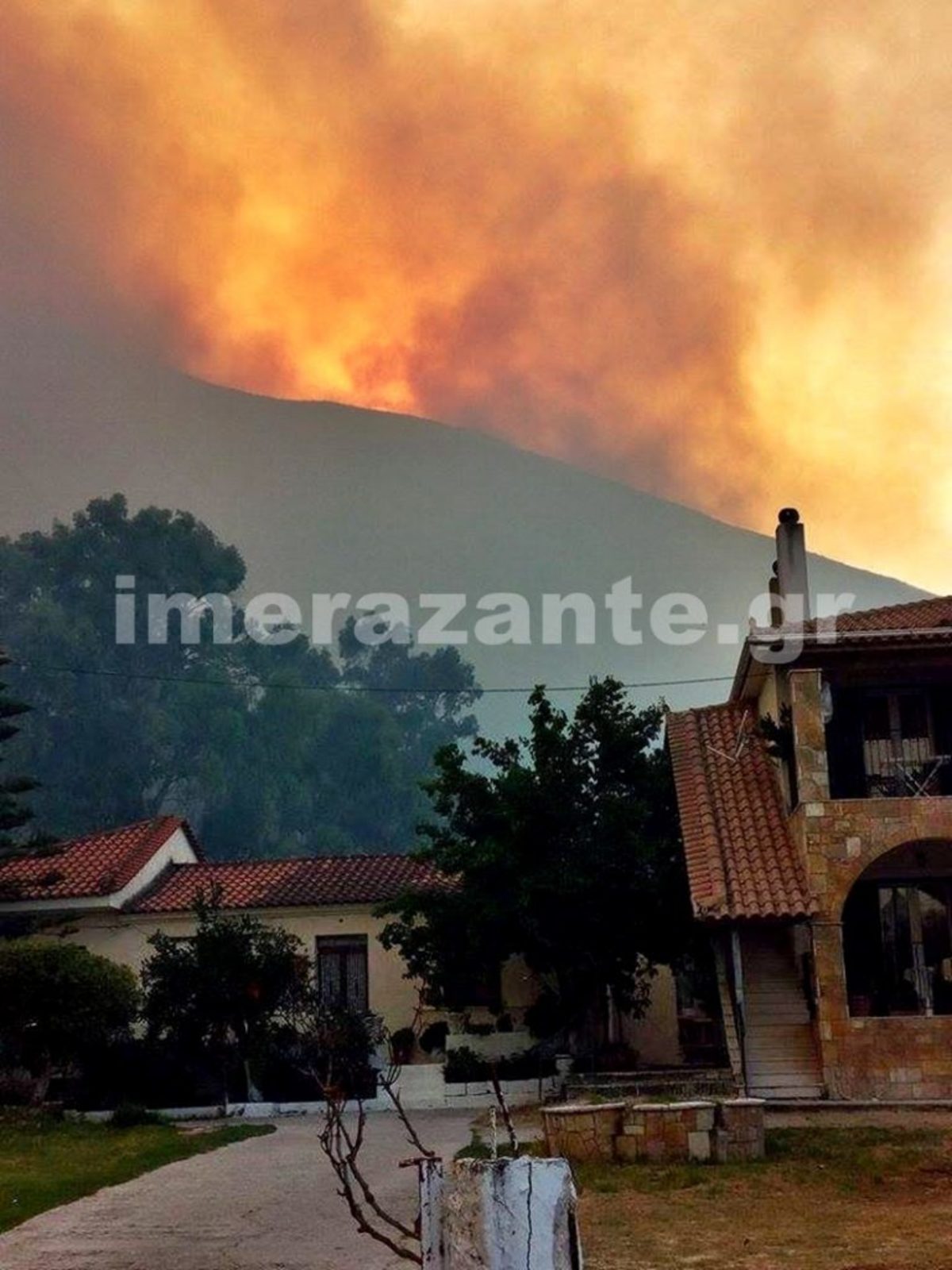 Ζάκυνθος: Ανεξέλεγκτη η πυρκαγιά στο όρος Βραχίωνα