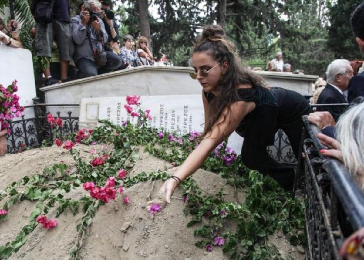 Ζένια Μπονάτσου: Το σπαρακτικό αντίο στη λατρεμένη γιαγιά της με ένα λουλούδι! [pic,vid]