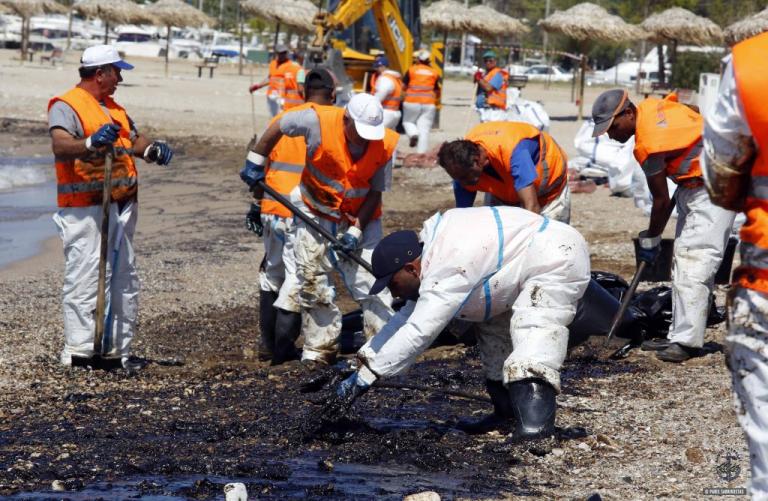Πετρελαιοκηλίδα: Μήνυση κατά παντός υπευθύνου από τους Δήμους Γλυφάδας και Αλίμου
