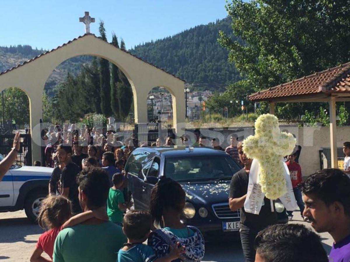 Φάρσαλα: Οργή και πόνος στην κηδεία του μικρού Νίκου – Συνθήματα κατά του Χαμόγελου του Παιδιού [pics]