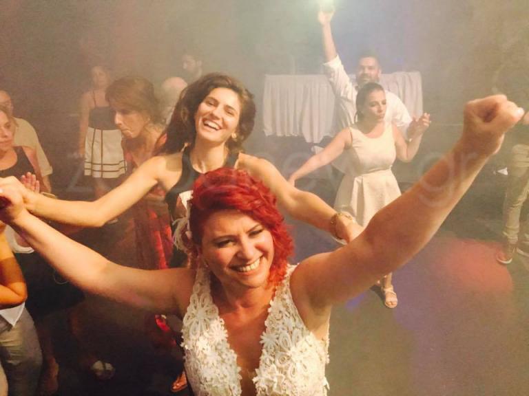 Κρήτη: Γάμος με κοκκινοσκουφίτσες και 7 νάνους – Η νύφη έλαμψε στον παραμυθένιο γάμο [pics, vid]