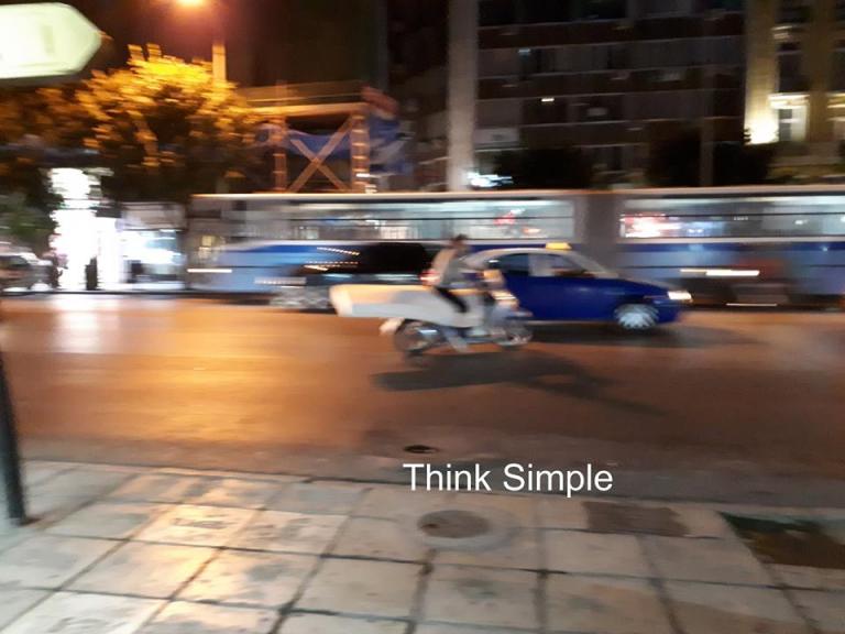 Θεσσαλονίκη: Τους “κούφανε” ο οδηγός πάνω στο μηχανάκι του – Οι εικόνες που σαρώνουν το διαδίκτυο [pics]