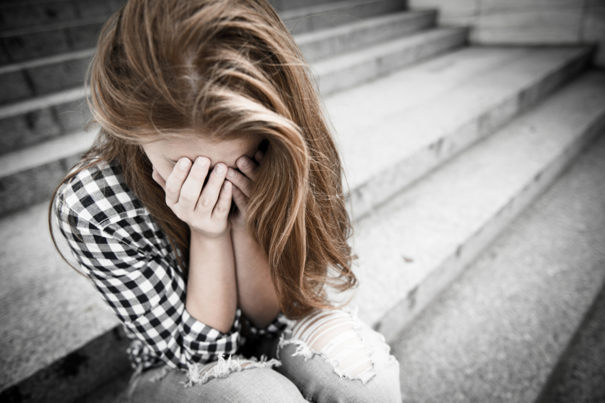 Με κατάθλιψη μία στις τέσσερις έφηβες 14 ετών – Προσοχή στα σημάδια!