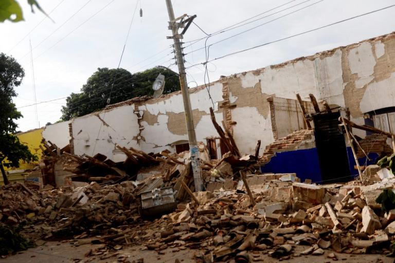 Σεισμός στο Μεξικό: Αφού τους “κατάπιε” η γη τους αποτελείωσε ο τυφώνας “Κάτια” – 65 νεκροί [pics, vid]