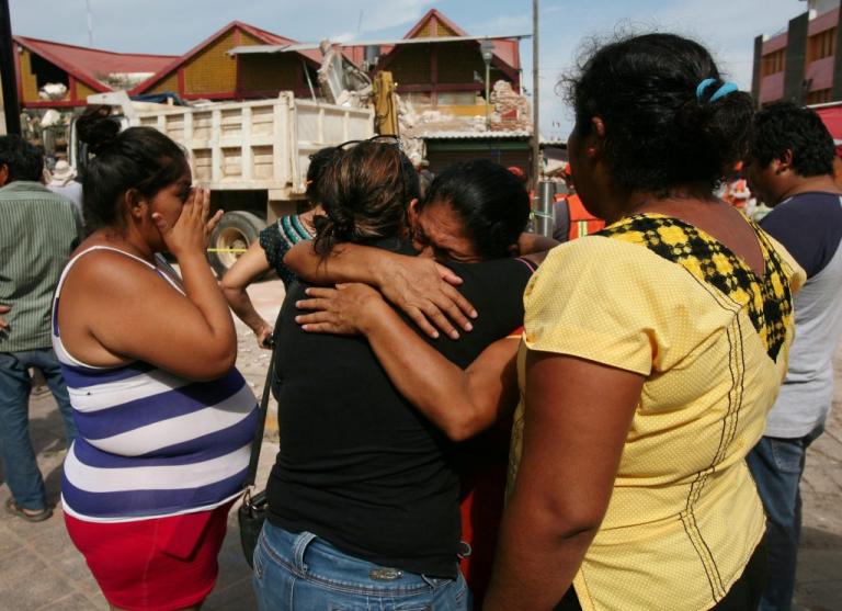 Σεισμός μαμούθ στο Μεξικό: Συντρίμμια, προσευχές και θάνατος! Αυξάνονται οι νεκροί - Δεν σταματάει να τρέμει η γη [pics, vids]