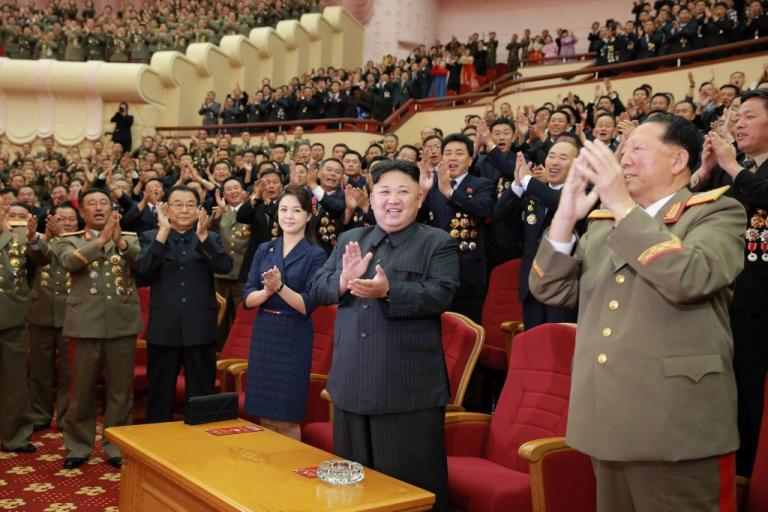 Η Βόρεια Κορέα γιορτάζει! Ο Κιμ Γιονγκ Ουν μαζι με την σύζυγο του... πιο χαρούμενος από ποτέ [pics]