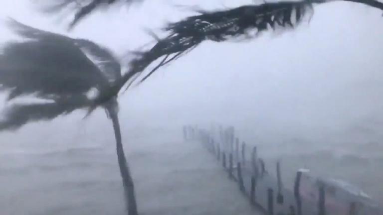 Κυκλώνας Ίρμα: Παραμένει επικίνδυνος - Άφησε πίσω του νεκρούς και χάος [pics]