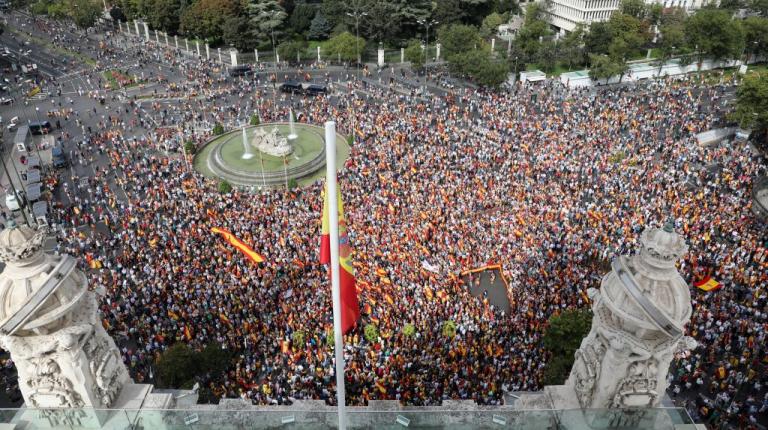 Καταλονία: Αντίστροφη μέτρηση για το δημοψήφισμα - Λαοθάλασσα στις διαδηλώσεις για να μείνει ενωμένη η Ισπανία [pics]