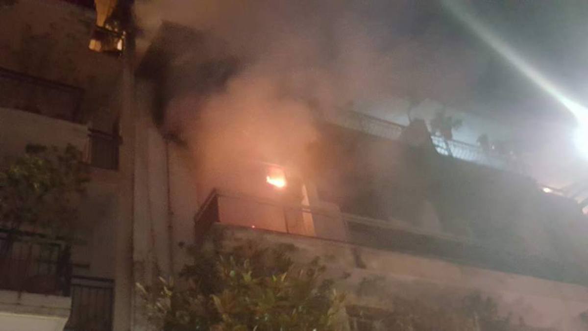 Λάρισα: Φωτιά σε διαμέρισμα – Εγκλωβίστηκε γυναίκα