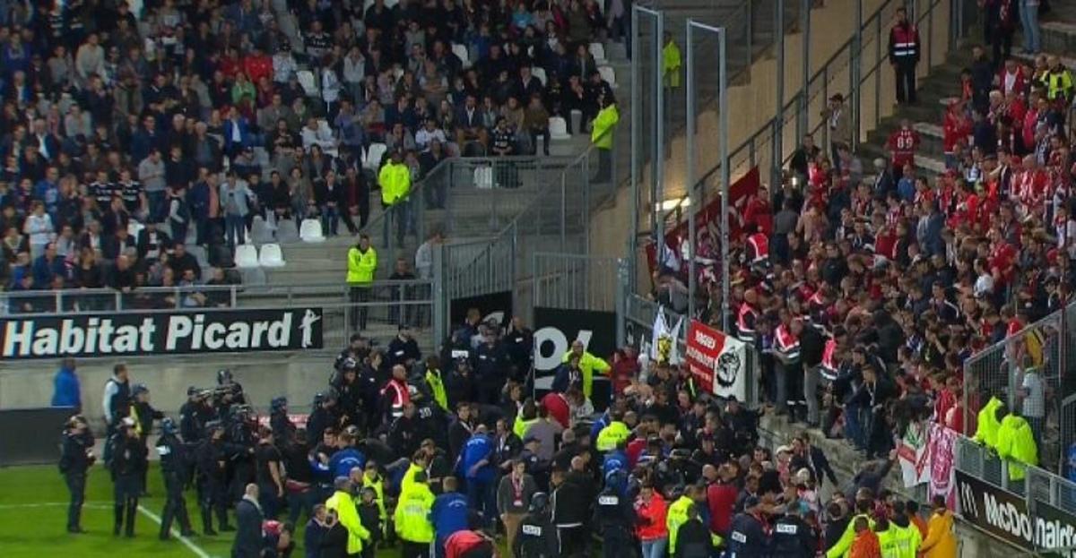 Τρόμος στο «Stade Licorne»! Υποχώρησε το κιγκλίδωμα – Επεσαν κάτω οι οπαδοί! [vids]
